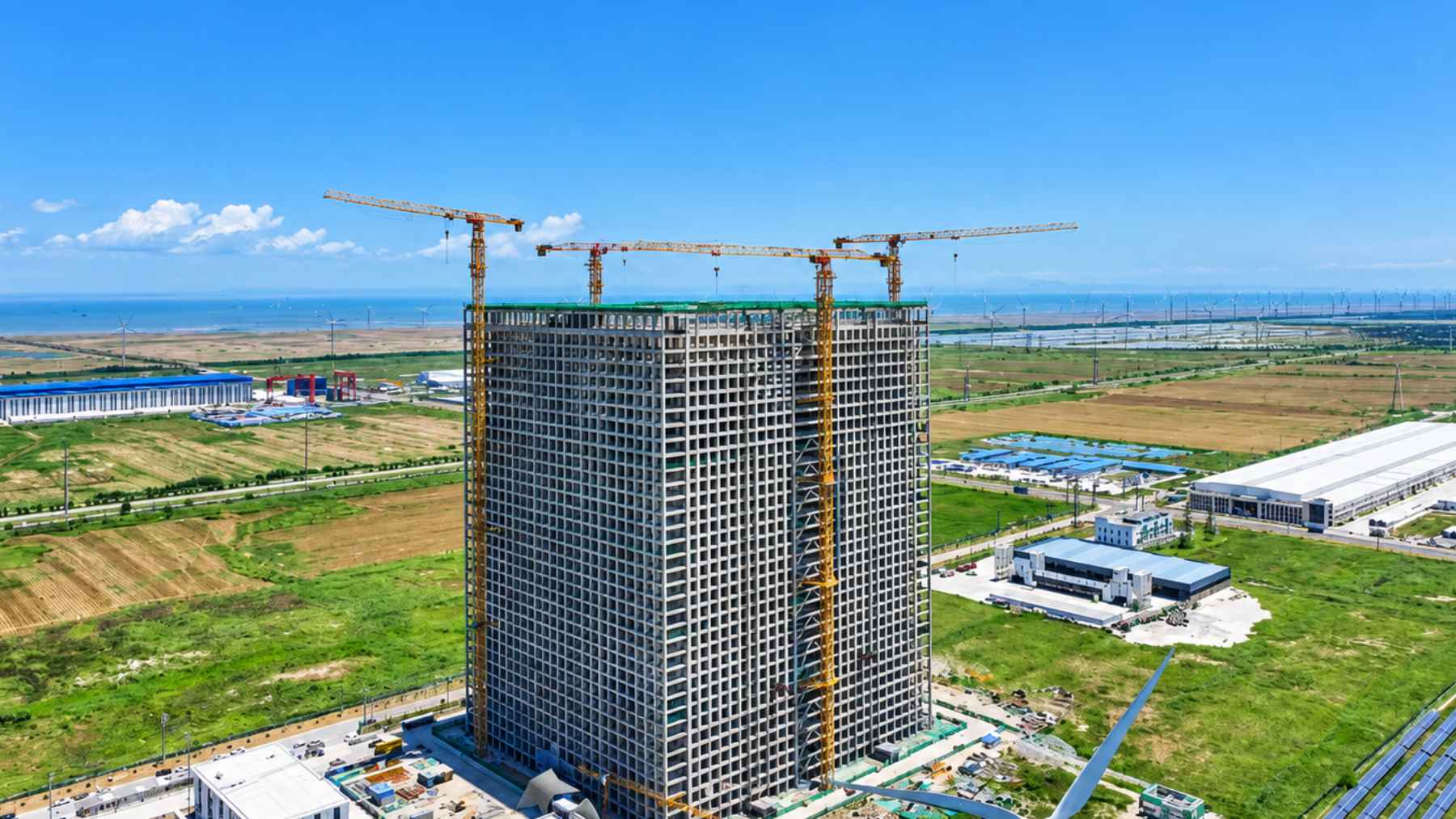 China ha construido una torre de 148 metros que genera electricidad dejando caer bloques de hormigón de 35 toneladas, sin usar ni una sola batería de litio