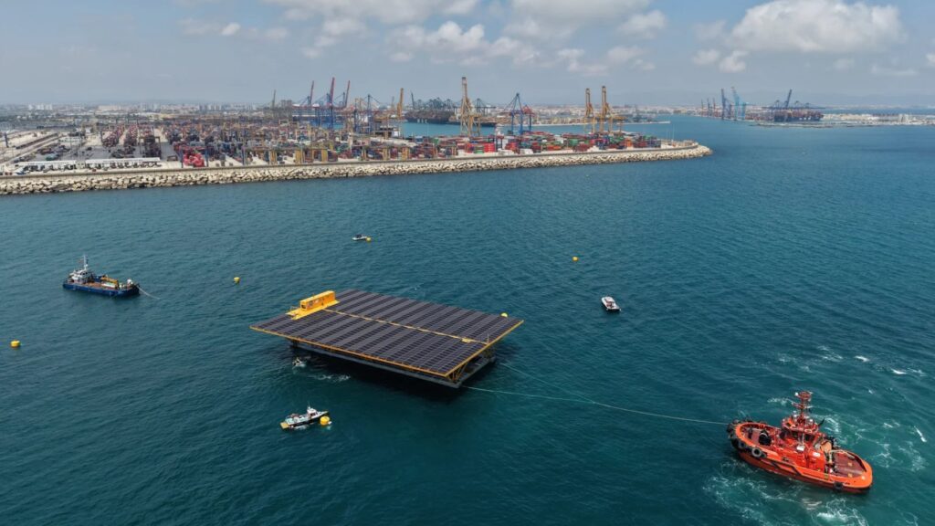 España ya tiene en el mar de Valencia su primera planta solar flotante de 500 kW y su gemela en camino para formar el primer demostrador de 1 MW del país