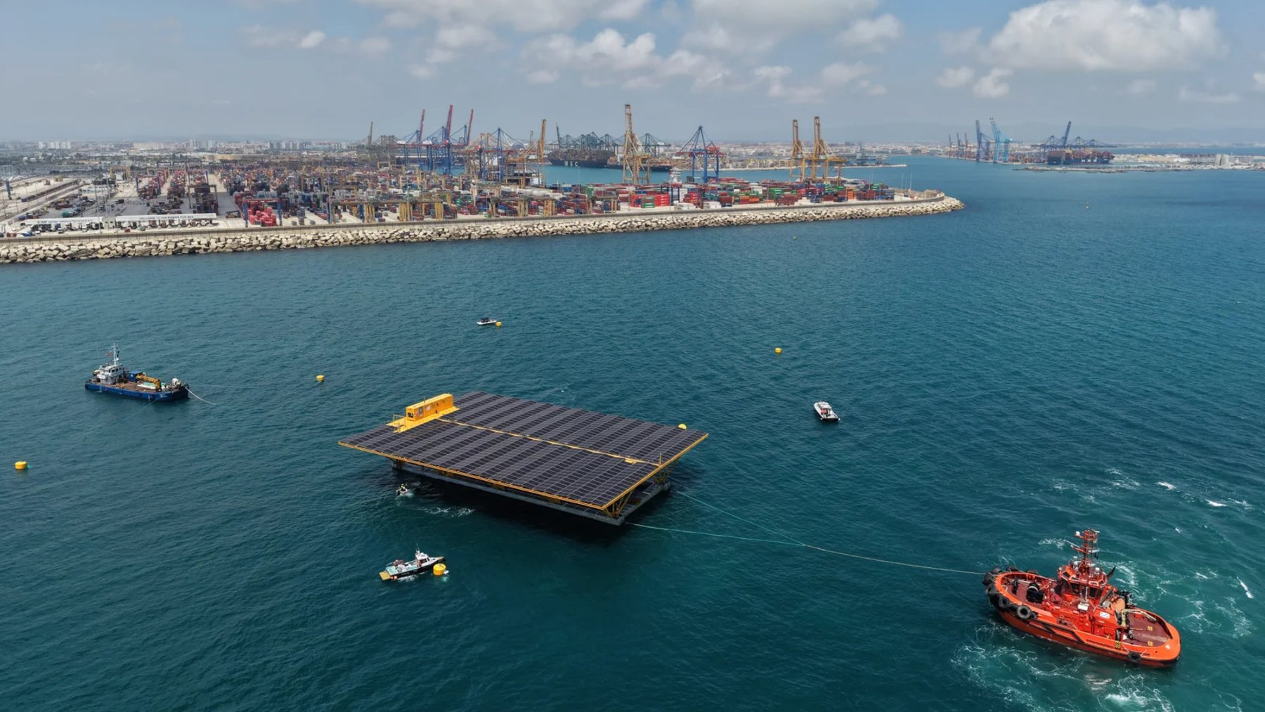 España ya tiene en el mar de Valencia su primera planta solar flotante de 500 kW y su gemela en camino para formar el primer demostrador de 1 MW del país