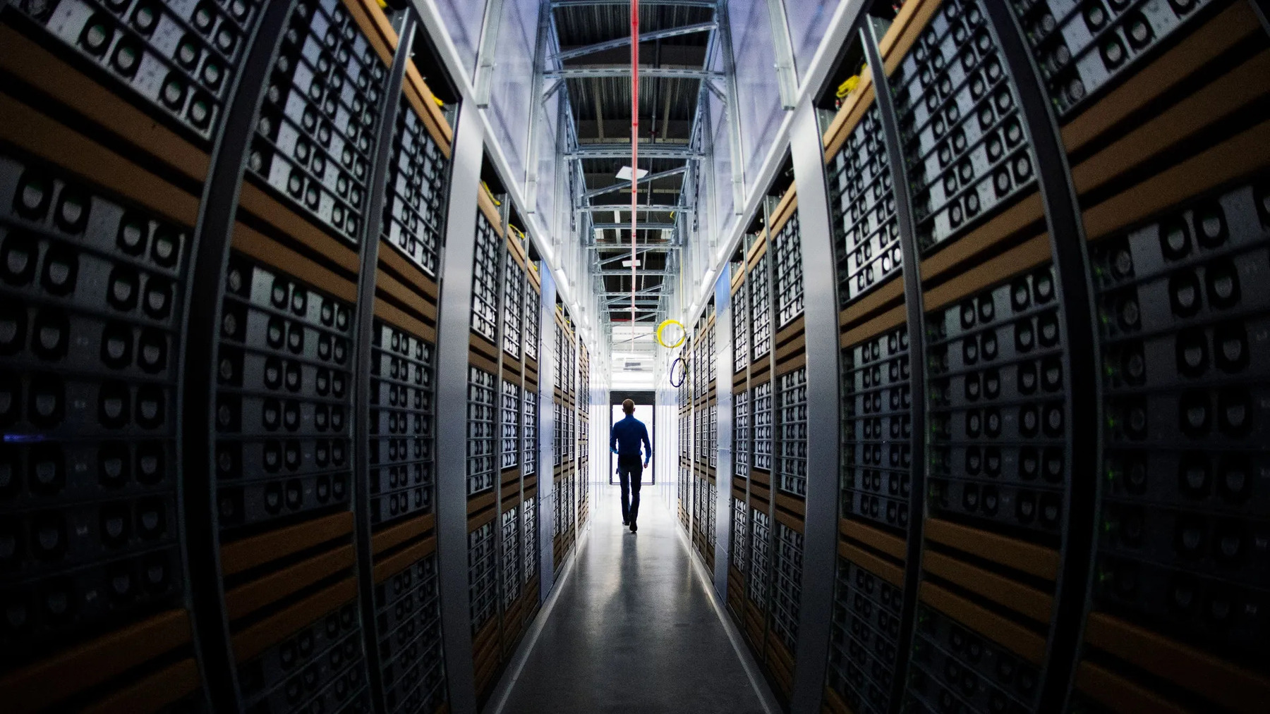 Los centros de datos y el 80 % renovable: un pulso por la norma
