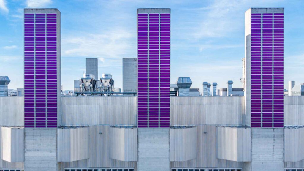 Ni tornillos ni estructuras: una empresa alemana crea una lámina fotovoltaica de 2 mm que se pega con un rodillo y convierte fachadas y chimeneas en generadores de electricidad