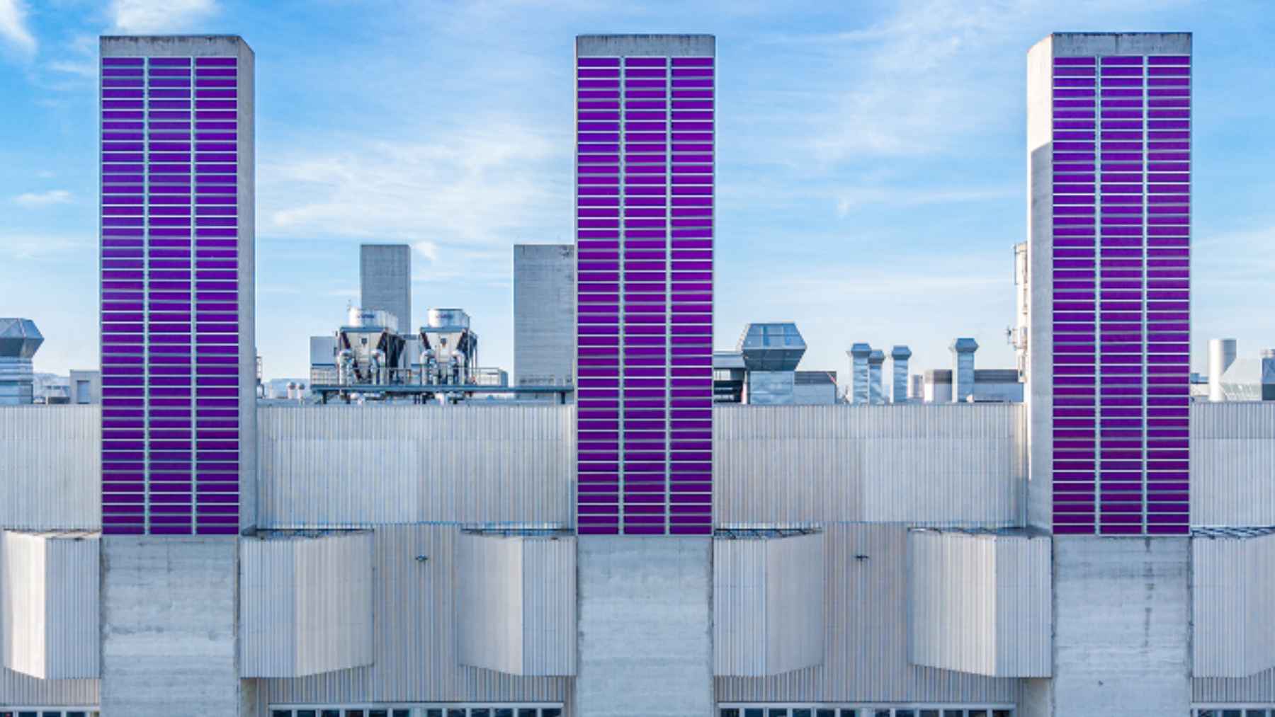Ni tornillos ni estructuras: una empresa alemana crea una lámina fotovoltaica de 2 mm que se pega con un rodillo y convierte fachadas y chimeneas en generadores de electricidad