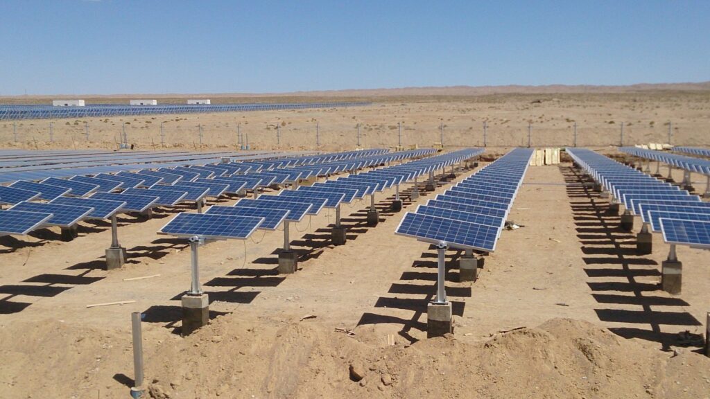 Un estudio descubre que los paneles solares con seguimiento solar logran que el suelo del desierto almacene más carbono: mientras los fijos solo humedecen su borde, los que giran crean dos zonas húmedas que favorecen la vegetación