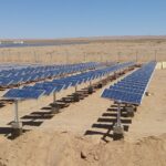 Un estudio descubre que los paneles solares con seguimiento solar logran que el suelo del desierto almacene más carbono: mientras los fijos solo humedecen su borde, los que giran crean dos zonas húmedas que favorecen la vegetación