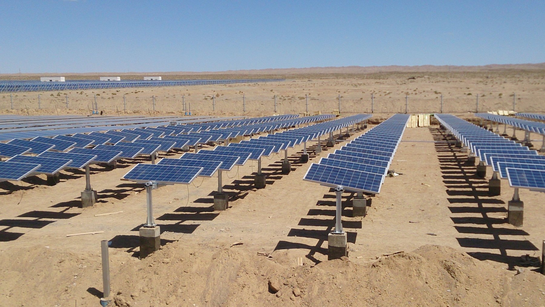 Un estudio descubre que los paneles solares con seguimiento solar logran que el suelo del desierto almacene más carbono: mientras los fijos solo humedecen su borde, los que giran crean dos zonas húmedas que favorecen la vegetación