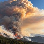 Un estudio revela que los incendios forestales no solo arrasan bosques, también calientan la frontera invisible que protege la estratosfera y dejan pasar hasta 210 millones de toneladas de vapor de agua