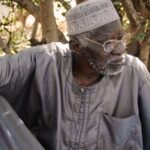 Yacouba Sawadogo volvió a su aldea de Burkina Faso cuando otros huían de la sequía, cavó hoyos llenos de abono que atraían a las termitas y convirtió un terreno yermo en un bosque de 40 hectáreas con más de 60 especies de árboles