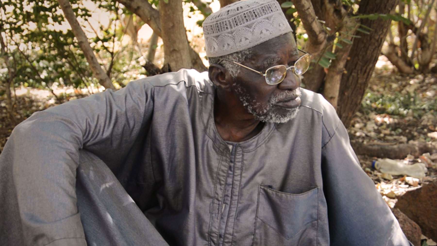 Yacouba Sawadogo volvió a su aldea de Burkina Faso cuando otros huían de la sequía, cavó hoyos llenos de abono que atraían a las termitas y convirtió un terreno yermo en un bosque de 40 hectáreas con más de 60 especies de árboles