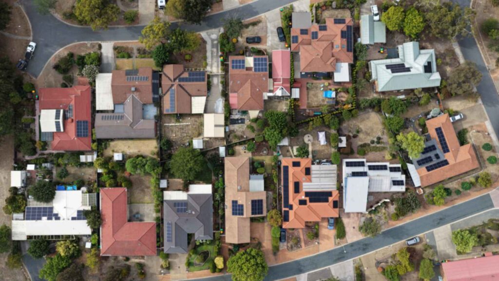 Australia instaló 276.011 baterías domésticas en seis meses de 2026, un récord, y ya coloca 153 por cada 100 nuevos tejados solares mientras el programa federal suma 12,9 GWh en su primer año