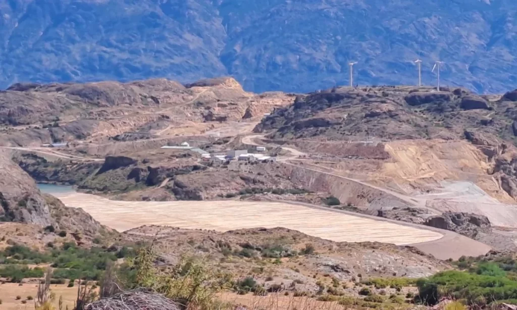 Cuestionan falta de respuestas por denuncia ambiental contra minera en Chile Chico