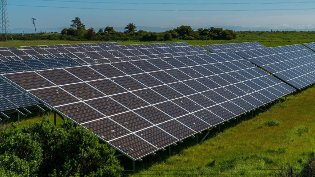 Impuesto a los parques solares: UNEF rechaza el plan de Castilla y León de hasta 2.000 euros por hectárea