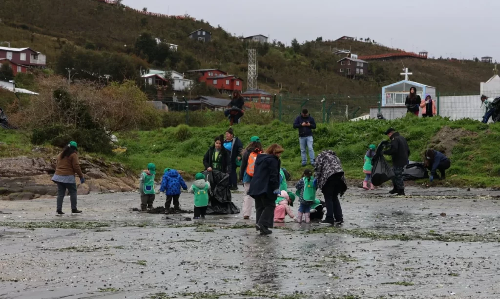 Plan Acción Guaitecas movilizó a la comunidad para cuidar y mantener el borde costero de Melinka