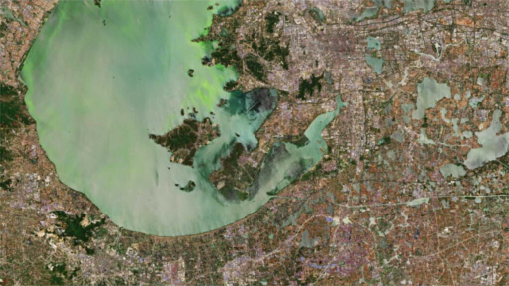 Un ensayo con nanoburbujas y ozono redujo un 89,47 % un pigmento de las cianobacterias en 3300 metros cuadrados del lago Taihu, aunque eliminó poco fósforo